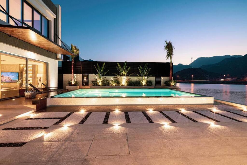 Luxury 8 Bedroom Sea And Mountain View With Infinity Pool - Al Dana Island Villa
